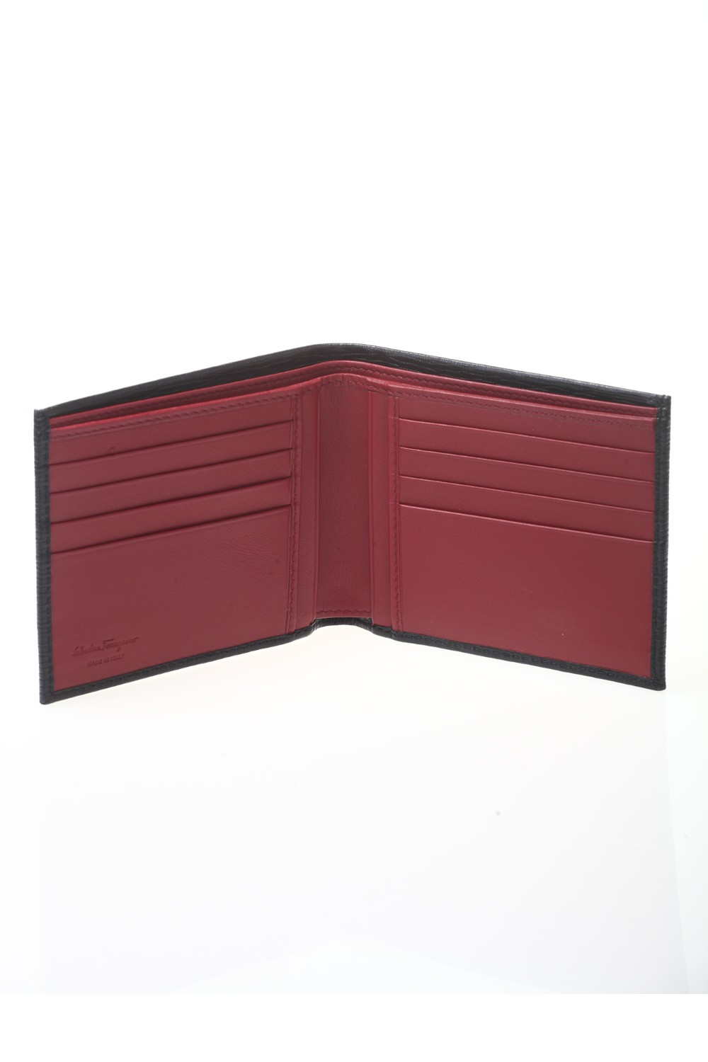 shop SALVATORE FERRAGAMO  Portafoglio: Salvatore Ferragamo portafoglio in pelle di vitello martellato.
Iconico logo Gancini in metallo.
Interno in tonalità a contrasto, rossa.
Varie fessure per carte.
Tasche piatte per documenti.
Due scomparti per le banconote.
Dimensioni: Altezza 10 cm, Lunghezza 11 cm.
Composizione: 100% pelle di vitello.
Fabbricato in Italia.. 66A063 REVIVAL-007685956NERO/ROSSO number 2858461